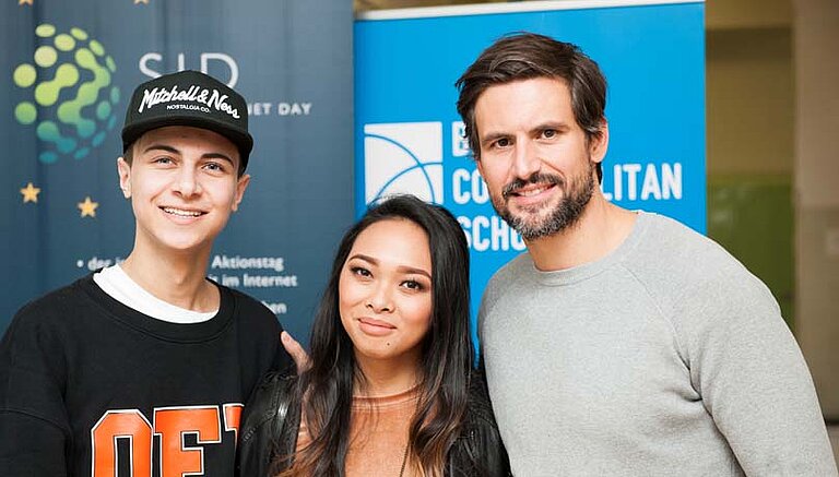 YouTuberin Christina Ann Zalamea ("Hello Chrissy", "Wishlist") mit  Popstar Lukas Rieger (links) und Schauspieler Tom Beck ("Einstein"; rechts) bei der klicksafe-Schulveranstaltung zum Safer Internet Day in der Berlin Cosmopolitan School.