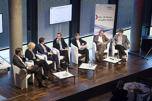 Das Podium der Medienversammlung 2015 im Kölner KOMED Das Podium der Medienversammlung 2015 im Kölner KOMED