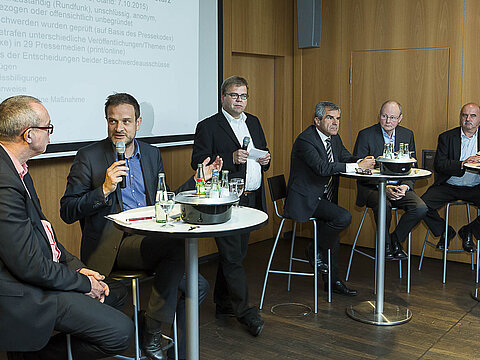 Zweite Diskussionsrunde (v.l.):  Lutz Tillmanns (Geschäftsführer des Deutschen Presserates), Holger Girbig (LfM), Steffen Grimberg (Grimme-Institut), Hans Demmel (n-tv), Prof. Dr. Rolf Parr, (Universität Duisburg-Essen), Heinz-Joachim Schöttes (German