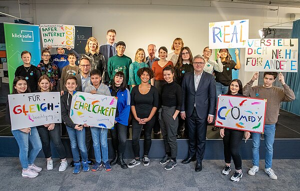 Safer Internet Day zum Thema „Idole im Netz - Influencer und Meinungsmacht“ in der Friedensburg Oberschule in Berlin. Safer Internet Day zum Thema „Idole im Netz - Influencer und Meinungsmacht“ in der Friedensburg Oberschule in Berlin.