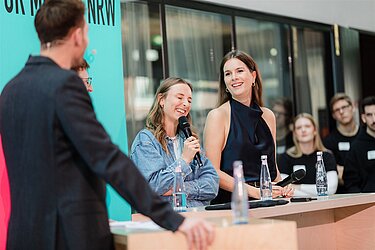 Die Gäste des Panels zum Thema "Content Creator" zusammen mit Moderator im Gespräch.