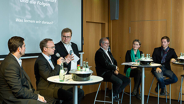 v.l.: Benjamin Glöckner (Redaktionsleiter Halterner Zeitung), Oliver Auster (Bild-Redaktionsleiter NRW), Steffen Grimberg (Moderator, Grimme-Institut), Matthias Wiemer (Lübecker Nachrichten, Mitglied des Deutschen Presserats/dju), Petra Tabeling (freie Journalistin, in Kooperation mit dem Dart Center), Mika Baumeister (ehemaliger Schüler, Joseph-König-Gymnasium, Haltern) Foto: FOX / Uwe Völkner.