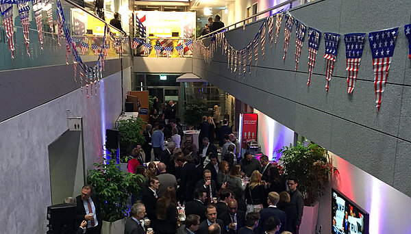 Im Foyer der LfM: Viele Gäste beim Election Breakfast