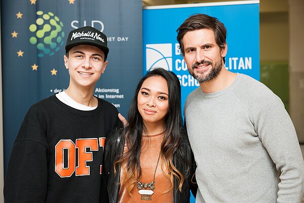 SAFER INTERNET DAY 2018: YouTuberin Christina Ann Zalamea ("Hello Chrissy", "Wishlist") mit Popstar Lukas Rieger (links) und Schauspieler Tom Beck ("Einstein"; rechts) bei der klicksafe-Schulveranstaltung zum Safer Internet Day in der Berlin Cosmopolitan School.