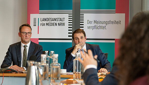 Direktor der Landesanstalt für Medien NRW, Dr. Tobias Schmid (links) und Chef der Staatskanzlei des Landes Nordrhein-Westfalen, Staatssekretär Nathanael Liminski (rechts)