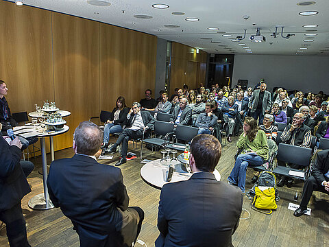 Etwa hundert Tagungsteilnehmer diskutierten in Düsseldorf über den Germanwings-Absturz und die Folgen.