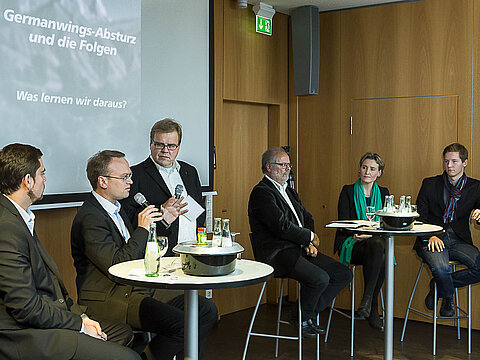 v.l.: Benjamin Glöckner (Redaktionsleiter Halterner Zeitung), Oliver Auster (Bild-Redaktionsleiter NRW), Steffen Grimberg (Moderator, Grimme-Institut), Matthias Wiemer (Lübecker Nachrichten, Mitglied des Deutschen Presserats/dju), Petra Tabeling (freie 