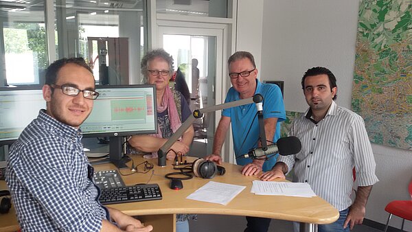 Das Team von „Refugee FM“ bei Radio Wuppertal 107.4 – die syrischen Mitarbeiter Delchad Heji und Ahmad Idriss, Koordinatorin Katja Dummer und Chefredakteur Georg Rose. Foto: Radio Wuppertal